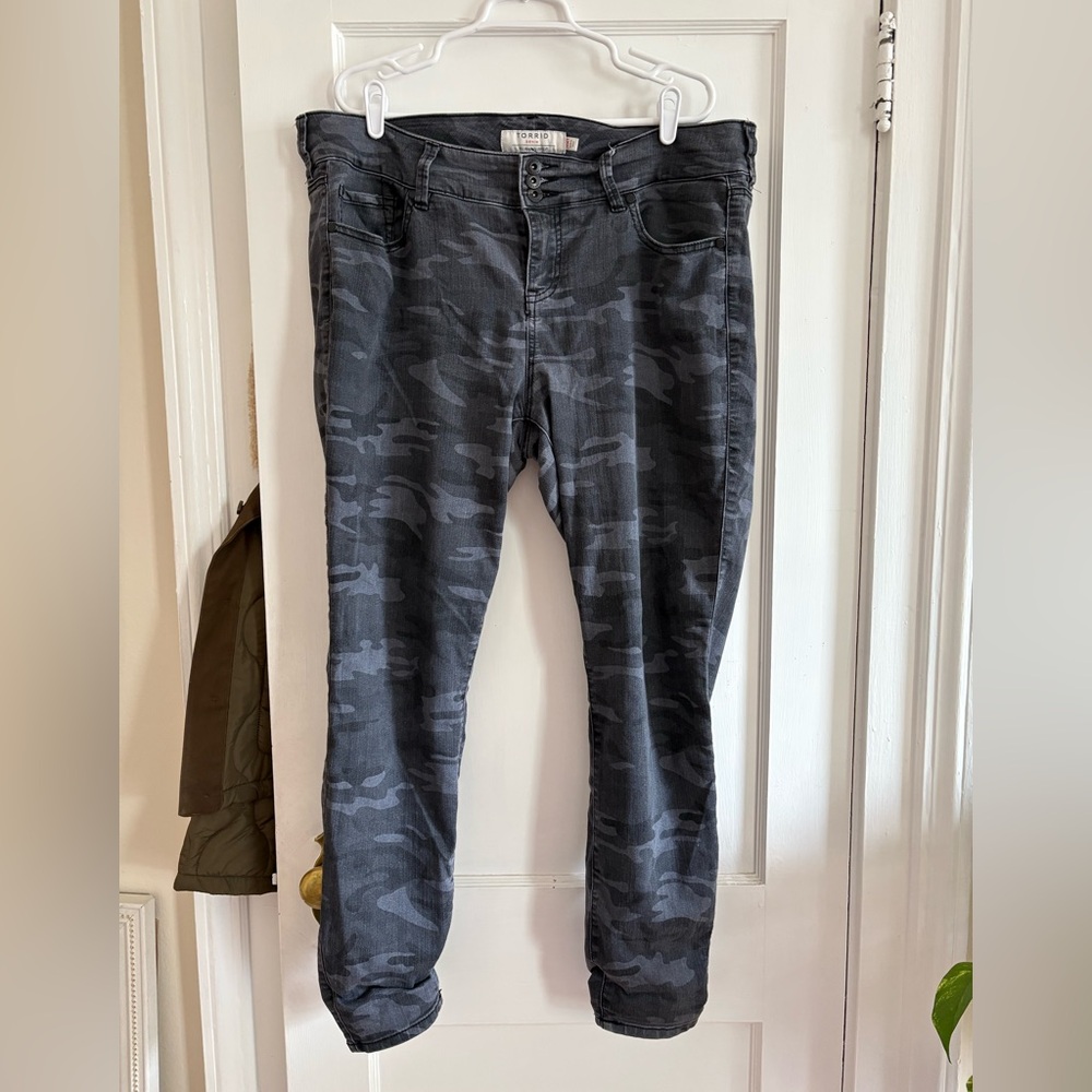 torrid Black & Gray Camo Skinny Jeans